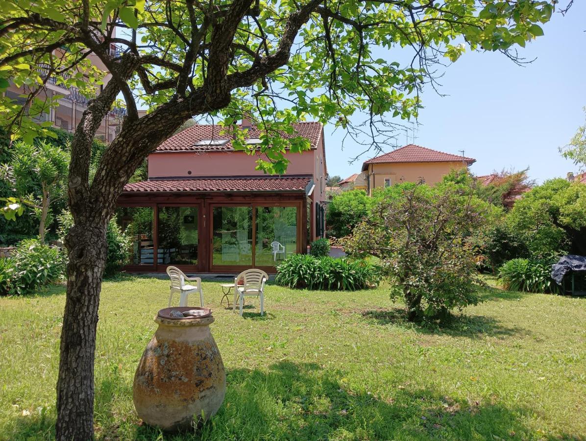 Villetta Con Giardino A Due Passi Dal Mare อิมเปรีอา ภายนอก รูปภาพ